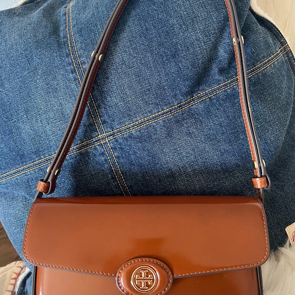 Tory Burch Chestnut Brown Leather Shoulder Bag with Logo Medallion